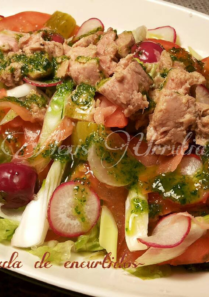 Una foto de Ensalada de encurtidos y atún