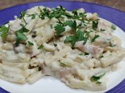 Una foto de macarrones con salsa bechamel con queso