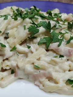 Una foto de Macarrones con salsa blanca