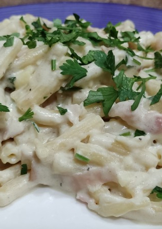 Una foto de Macarrones con salsa blanca
