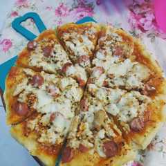 A picture of Pizza Teflon (rotinya dijamin empuk!).