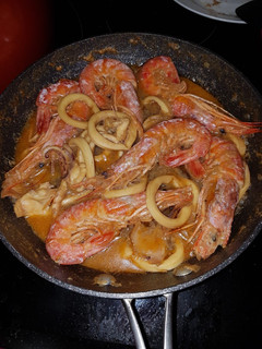 Una foto de Calamares encebollados con gambas