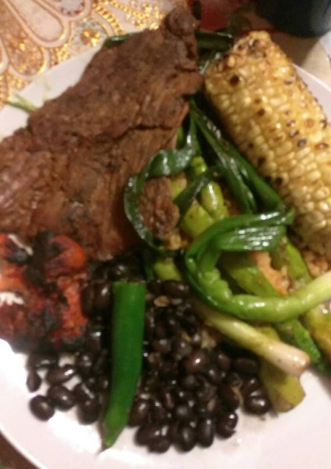 Una foto de Mix de carne asada con arroz y frijoles