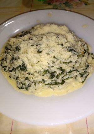 Una foto de Risotto de arroz con acelga 🥬🍚
