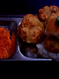 मुंबईचा स्पेशल बटाटा वडापाव (batata vadapav recipe in marathi) रेसिपी चे मुख्य फोटो