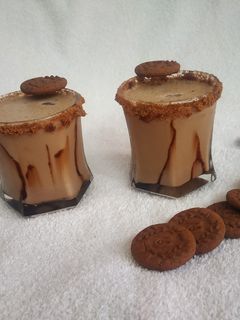 બિસ્કીટ મિલ્કશેક (Biscuits milk shake recipe in gujarati) રેસીપી મુખ્ય ફોટો