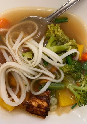 સૂપી નુડલ્સ (Soupy Noodles Recipe In Gujarati) રેસીપી મુખ્ય ફોટો