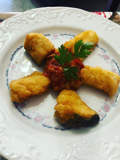 Una foto de Bacalao con pisto de calabacín
