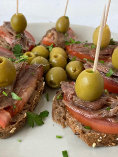 Una foto de Pinchos fríos de tomate y anchoa
