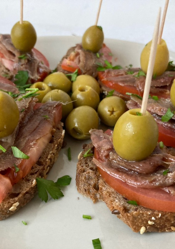 Una foto de Pinchos fríos de tomate y anchoa