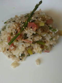 Una foto de Arroz con tocino y espárragos
