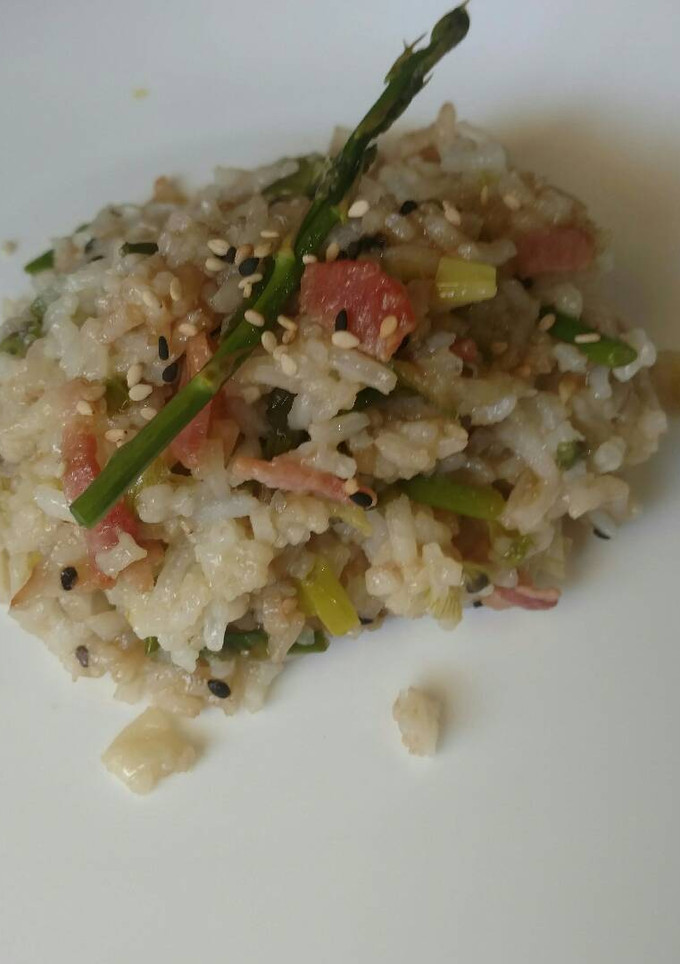 Una foto de Arroz con tocino y espárragos