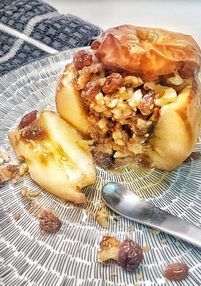 Una foto de Manzanas asadas con nueces, canela y jengibre