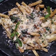 A picture of Garlic basil fries.