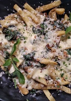 A picture of Garlic basil fries.