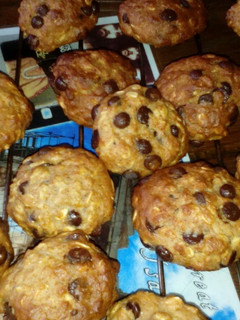 Una foto de Cookies de copos de avena con naranja, miel y pepitas de chocolate