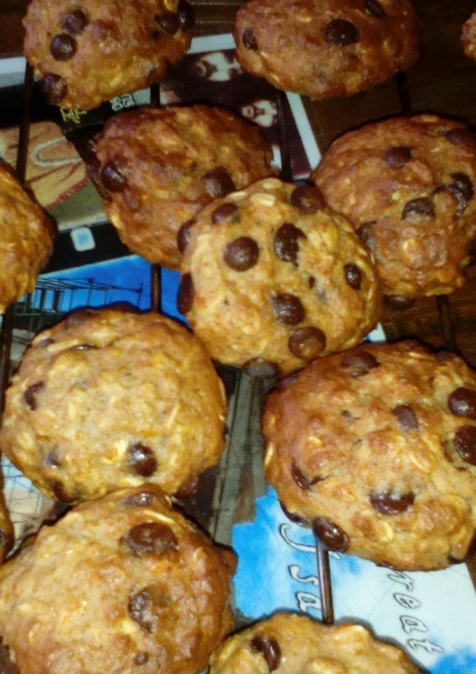 Una foto de Cookies de copos de avena con naranja, miel y pepitas de chocolate