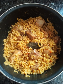 Una foto de Fideos con costillas especiadas