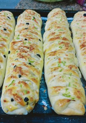 A picture of Chicken fajita bread.