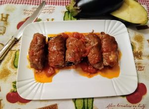 Foto di Involtini di carne farciti con melanzane grigliate prosciutto cotto e scamorza affumicata