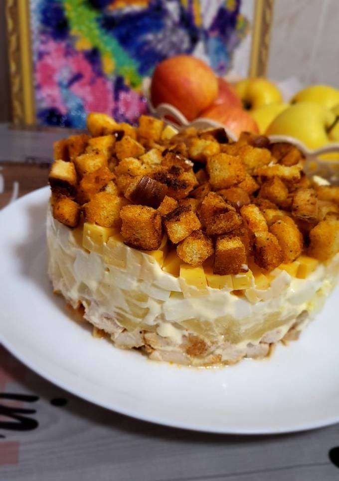 Салат із куркою та сухариками