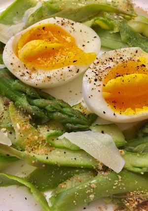 Une photo de Tagliatelles d'asperges, oeufs mollets et brebis