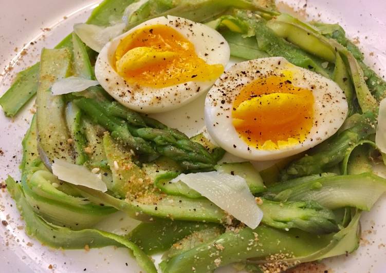 La Recette Pas à Pas Tagliatelles d&#39;asperges, oeufs mollets et brebis