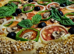 Una foto de PIZZA Caprese con Chorizo Español y Olé...!