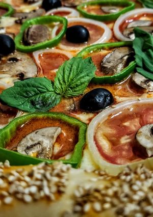 Una foto de PIZZA Caprese con Chorizo Español y Olé...!