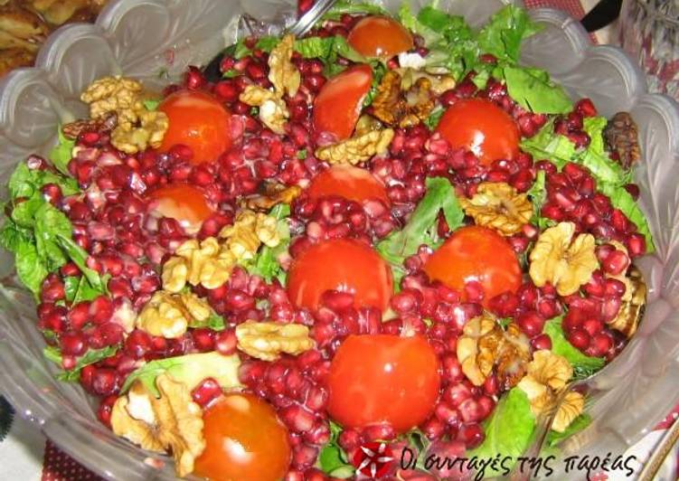 Arugula salad with pomegranate and spinach