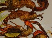 Una foto de langostinos a la sarten