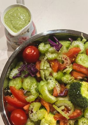 عکسی از دستور سالاد با سس رژیمی بی نظیر👩🏼‍🍳