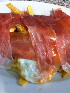 Una foto de Huevos fritos con patatas y jamón