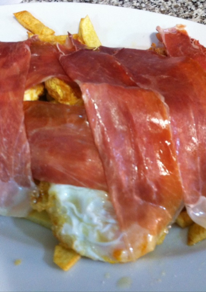Una foto de Huevos fritos con patatas y jamón