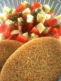 Una foto de Milanesas de Papa con Ensalada Caprese! 🇦🇷❤️