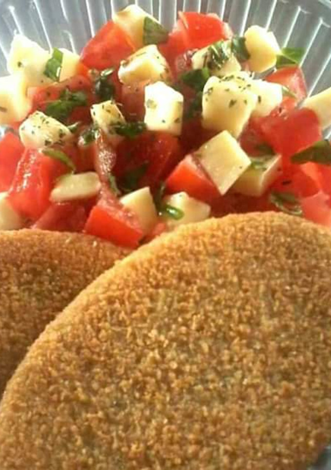 Una foto de Milanesas de Papa con Ensalada Caprese! 🇦🇷❤️