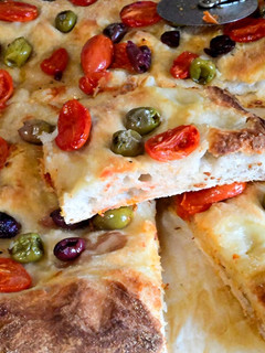 Foto di Focaccia con pomodorini e olive con lievito madre