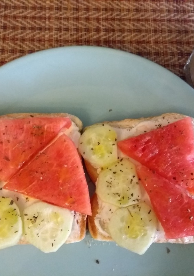 Una foto de Tostadas de sandía y pepino