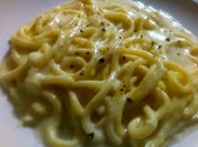 Una foto de fideos con crema de leche
