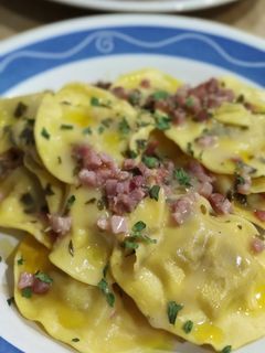 Una foto de Sorrentinos Rellenos de Corazones de Alcachofas con Jamón en Salsa Verde