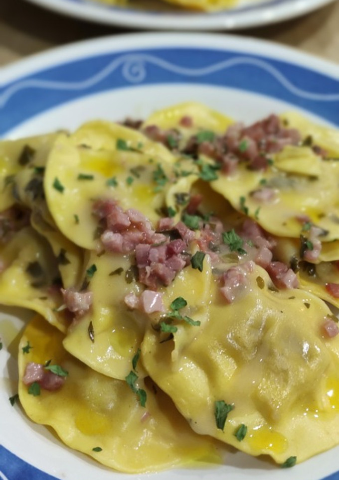 Una foto de Sorrentinos Rellenos de Corazones de Alcachofas con Jamón en Salsa Verde