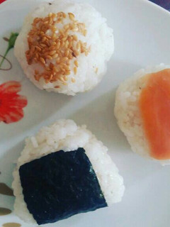 Una foto de Onigiris (bolas de arroz)