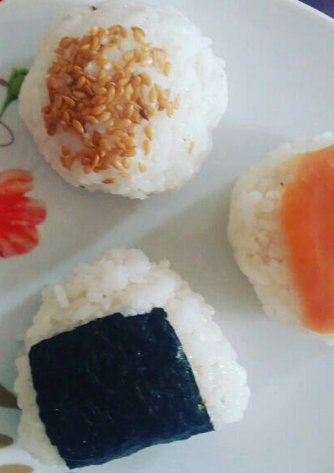Una foto de Onigiris (bolas de arroz)