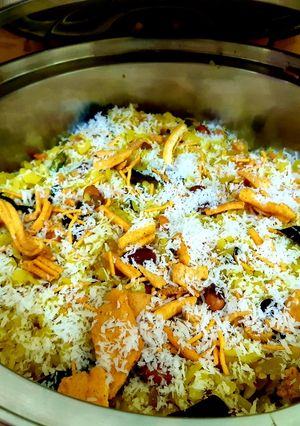 पोहे (pohe recipe in marathi) रेसिपी चे मुख्य फोटो