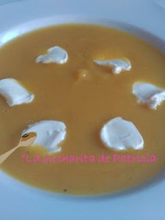 Una foto de Crema de zanahorias y calabacin con lagrimitas de queso