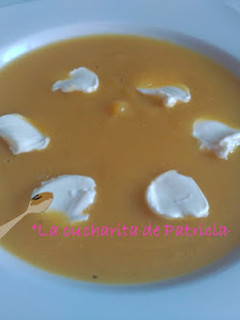 Una foto de Crema de zanahorias y calabacin con lagrimitas de queso