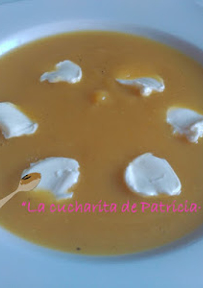 Una foto de Crema de zanahorias y calabacin con lagrimitas de queso