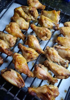 Una foto de Alitas con papas rústicas al horno