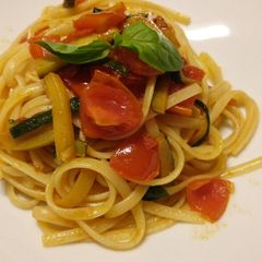 A picture of Linguine con zucchine e pomodorini.