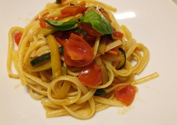 Recipe of Super Quick Homemade Linguine con zucchine e pomodorini